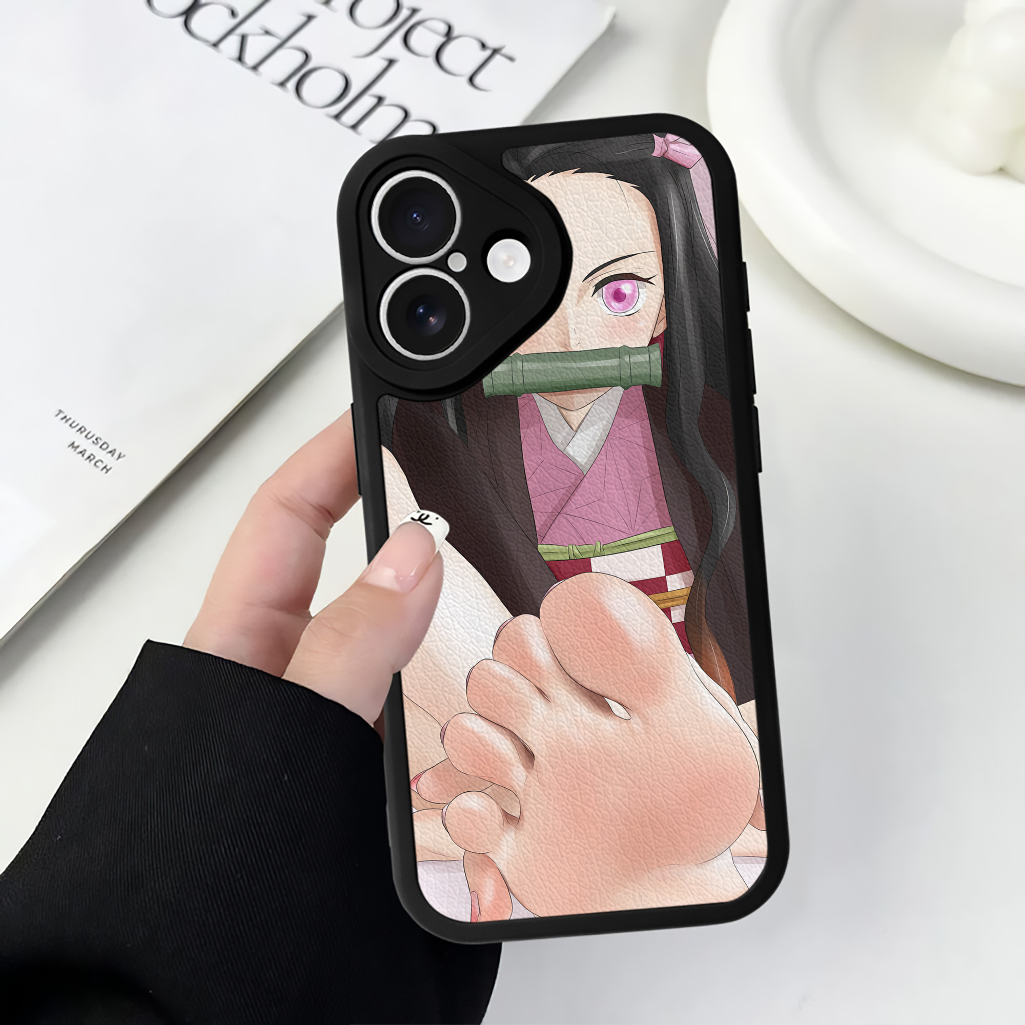 （画像用） 鬼滅の刃（きめつのやいば）竈門 禰󠄀豆子／かまど ねずこ Kamado Nezuko 【iPhone 16シリーズ対応】シリコンスマホケース（レザー調） 材質：シリコン